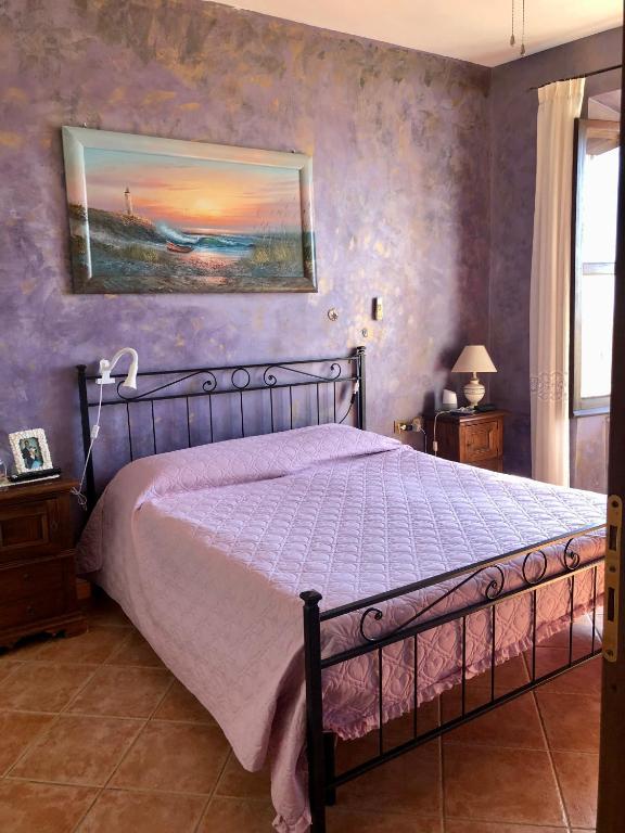 Camera matrimoniale con letto in ferro nella Torre degli Alessandri