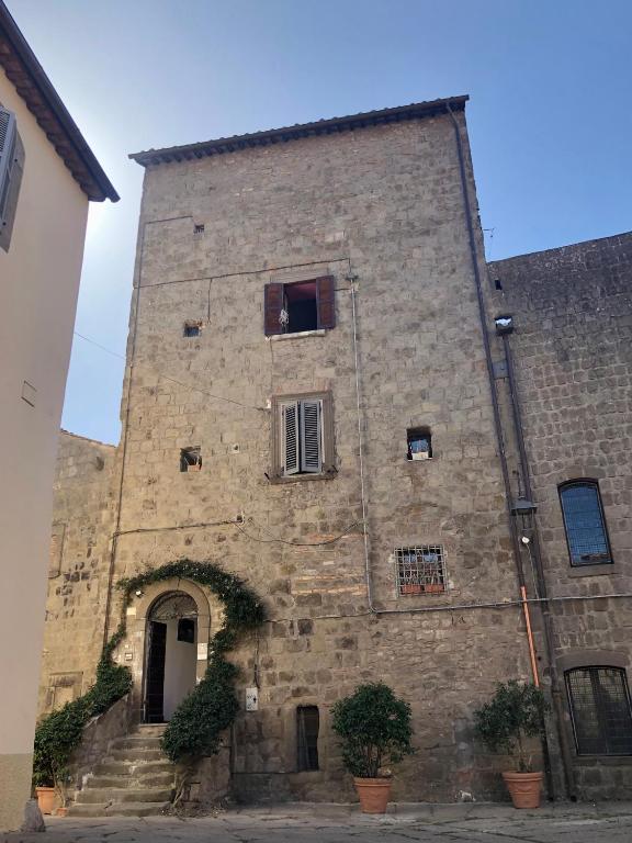 Facciata in pietra della Torre degli Alessandri a Viterbo