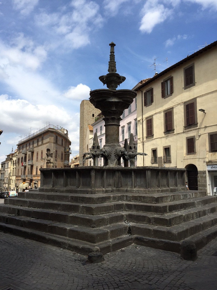 Scala affrescata di palazzo storico vicino a Viterbo