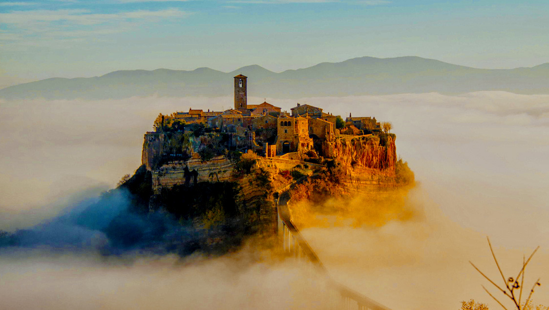 Scorcio medievale con torre e palazzi in pietra nel Lazio